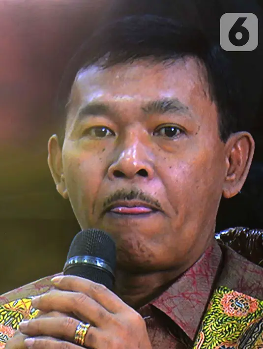 Kabareskrim Polri Komjen Pol Idham Azis memberi keterangan saat menerima kunjungan jajaran Komisi III DPR RI di kediamannya, Jakarta, Rabu (30/10/2019). Kunjungan tersebut bagian dari fit and proper test terhadap Idham sebagai calon Kapolri. (merdeka.com/Imam Buhori)