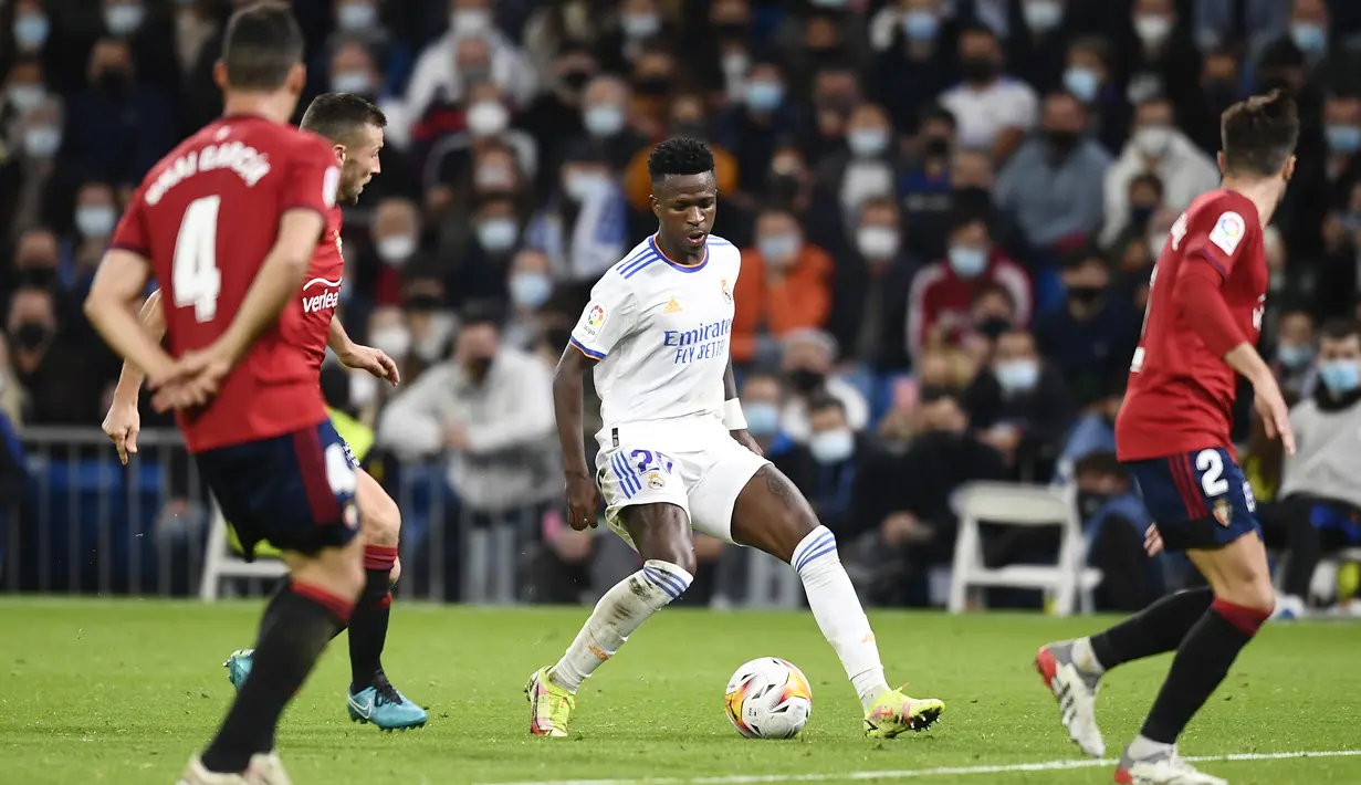 Pemain Real Madrid Vinicius Junior (tengah) mencoba menerobos pertahanan Osasuna pada pertandingan La Liga Spanyol di Stadion Santiago Bernabeu, Madrid, Spanyol, 27 Oktober 2021. Pertandingan berakhir 0-0. (AP Photo/Jose Breton)