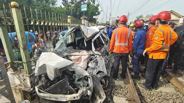 Kecelakaan di perlintasan pintu kereta manual Rawageni, Kecamatan Cipayung, Kota Depok, masih dilakukan evakuasi.