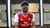 Gelandang Persebaya, Aryn Williams, dengan jersey Arsenal. (Bola.com/Aditya Wany)