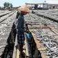 Seorang anak menata ikan asin yang dikeringkan di wilayah kampung nelayan Muara Angke, Jakarta, Senin (3/8/2015). Musim kemarau membuat produksi ikan asin di daerah tersebut meningkat 50 persen. (Liputan6.com/Faizal Fanani)