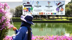 SEA Games 2025 Thailand, yang akan berlangsung pada 9-20 Desember, secara total akan mempertandingkan 50 cabang olahraga dengan 105 disiplin dan 569 nomor. Tampak dalam foto, aktivitas pekerja kebun menyiram tanaman di dekat papan reklame SEA Games 2025 di luar Stadion Nasional Rajamangala, Bangkok, Thailand pada Jumat 28 November 2025. (Chanakarn Laosarakham/AFP)