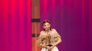 Sheila Dara Aisha raih piala FFI 2024 dalam balutan busana cokelat nude yang elegan. Memadukan pleated top bertali dengan lace wrapped skirt dan A-line [@sheiladaisha]