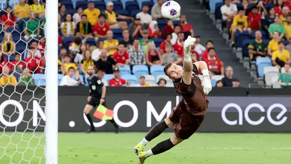 Kiper Timnas Indonesia, Maarten Paes harus rela merasakan kebobolan lima kali saat bermain di kandang Timnas Australia dalam laga ketujuh Grup C putaran ketiga Kualifikasi Piala Dunia 2026 di Sydney Football Stadium, Kamis (20/3/2025). (AFP/David Gray)