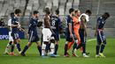 Para pemain Bordeaux tertunduk lesu usai ditaklukkan Paris Saint-Germain (PSG) pada laga Liga Prancis di Stadion Matmut Atlantique, Rabu (3/3/2021). PSG menang dengan skor 1-0. (Photo by Philippe LOPEZ / AFP)