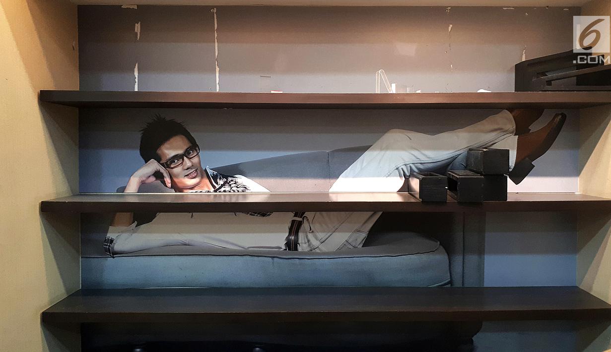 Sebuah rak busana pria terlihat kosong setelah di serbu pembeli di Matahari Mall Taman Anggrek, Jakarta, Jumat (1/12). PT Matahari Department Store akan menutup gerainya pada 3 Desember 2017. (Liputan6.com/Fery Pradolo)