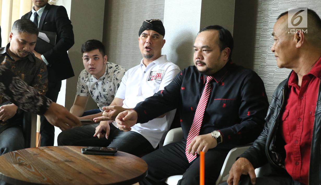 Seniman, Dhani Ahmad Prasetyo (tengah) bersiap membuat pelaporan tentang dugaan persekusi di Bareskrim Mabes Polri Gedung KKP, Jakarta, Jumat (19/10). Dhani Ahmad merasa mendapat perlakuan persekusi saat di Surabaya. (Liputan6.com/Helmi Fithriansyah)