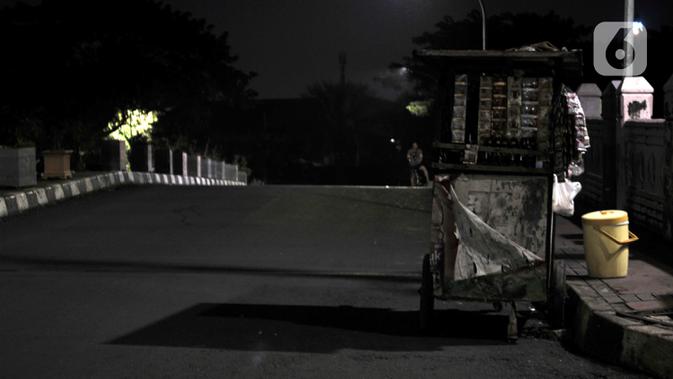 Pedagang kaki lima nekat berjualan di kawasan Kanal Banjir Timur (KBT), Jakarta, Minggu (5/4/2020). Merebaknya pandemi virus corona COVID-19 menyebabkan kawasan KBT sunyi akibat pasar malam ditiadakan. (merdeka.com/Iqbal S. Nugroho)