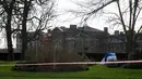 Sebuah tenda petugas forensik didirikan di dekat Istana Kensington, London, Inggris, Selasa (9/2). Seorang pria bunuh diri dengan membakar tubuhnya di depan tempat tinggal Pangeran William beserta istrinya, Kate Middleton. (REUTERS/Neil Hall)