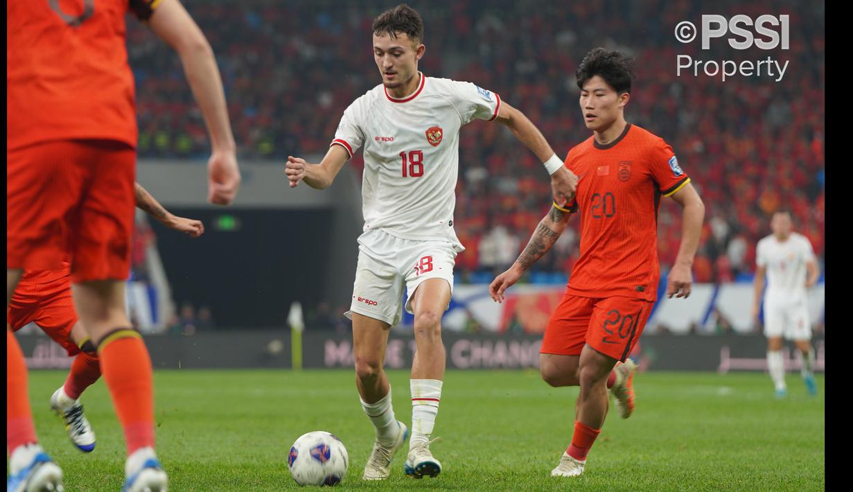 Pemain Timnas Indonesia, Ivar Jenner (tengah) menggiring bola melewati pemain China, Xie Wenneng saat laga lanjutan putaran ketiga Grup C Kualifikasi Piala Dunia 2026 di Qingdao Youth Stadium, Qingdao, China, Selasa (15/10/2024). (Dok. PSSI)