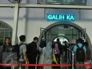 Sejumlah calon penumpang mengantre saat menunggu keberangkatan kereta api di Stasiun Pasar Senen, Jakarta, Jumat (14/4). Pada libur Paskah dan akhir pekan pengguna jasa kereta api Jakarta mengalami peningkatan. (Liputan6.com/Helmi Afandi)