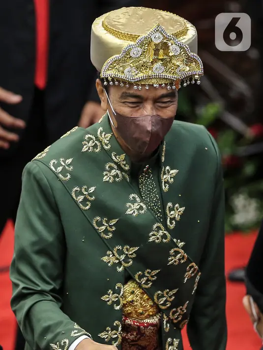 Presiden Joko Widodo memasuki ruang sidang saat menghadiri Sidang Tahunan MPR dan Sidang Bersama DPR - DPD Tahun 2022 di Gedung Nusantara, Kompleks Parlemen, Senayan, Jakarta, Selasa (16/8/2022). Jokowi menyampaikan pidato kenegaraan dalam sidang tahunan MPR RI dan sidang bersama DPR RI dan DPD RI Tahun 2022. (Liputan6.com/Johan Tallo)