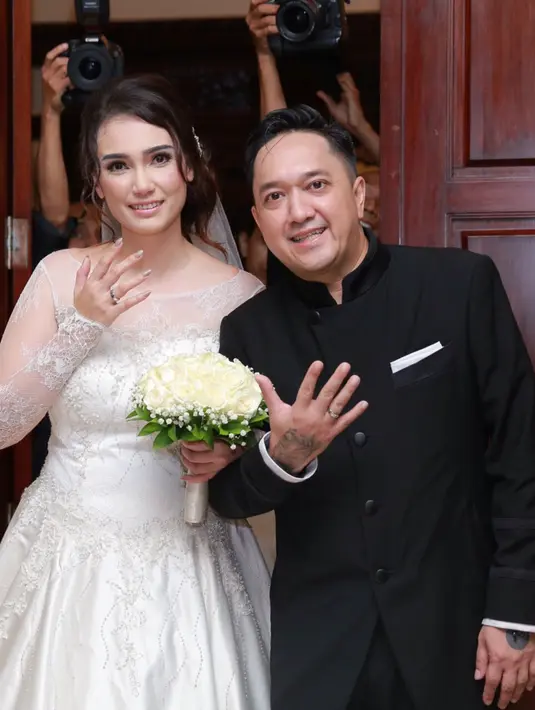 Selasai pemberkatan, nyanyian kidung sukacita ‘Kuberbahagia’ dan dilanjutkan dengan peneguhan pemberkatan nikah. (Galih W Satria/Bintang.com)