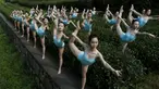 Sejumlah wanita melakukan gerakan Yoga di sebuah perkebunan teh untuk mengisi program TV jepang di Hangzhou , Provinsi Zhejiang , Cina , 17 April , 2016. Kita akan melihat berbagai kebiasaan unik warga Cina. (REUTERS / Stringer)
