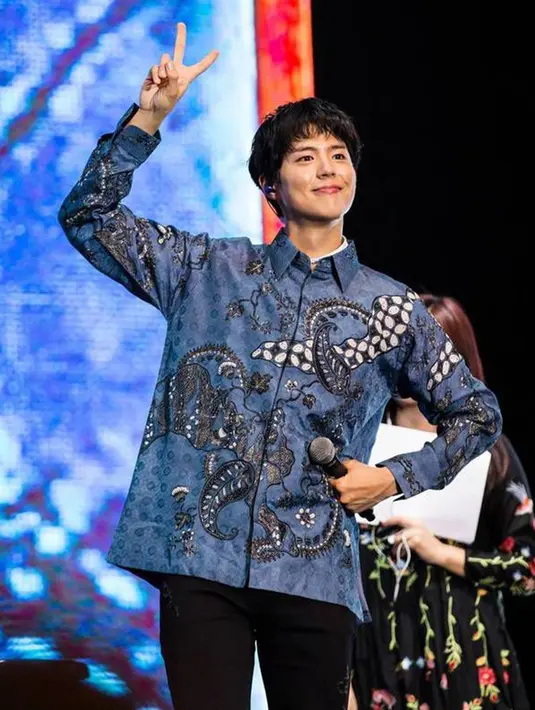 Saat menggelar fanmeeting di Jakarta, Park Bogum juga pernah gunakan batik di acaranya tersebut. Park Bogum tampak keren dengan batik berwarna biru yang menyapa para penggemarnya yang datang. (Kapanlagi.com)