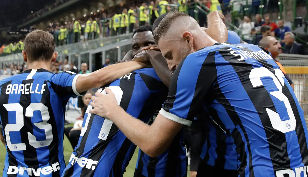 Para pemain Inter Milan merayakan gol rekannya, Antonio Candreva (tengah) ke gawang Lecce pada laga pertama Serie A 2019/2020 di Stadio Giuseppe Meazza, Senin (26/8/2019). Inter Milan menang 4-0 saat menjamu tim promosi Lecce. (AP Photo/Luca Bruno)