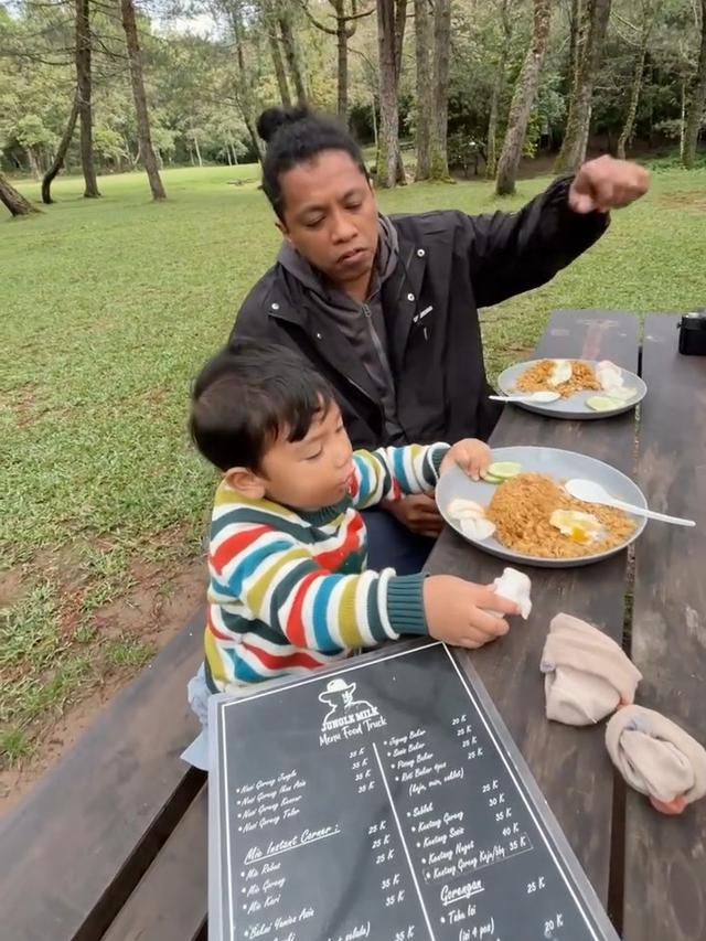 Potret Indah Permatasari dan Arie Kriting Healing di Hutan. (instagram/indahpermatas)