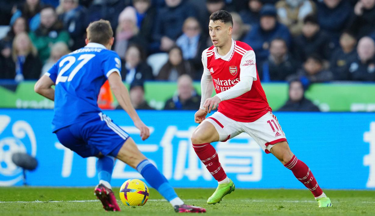 Pemain Arsenal Gabriel Martinelli berebut bola dengan pemain Leicester City Timothy Castagne pada pertandingan sepak bola Liga Inggris di The King Power Stadium, Leicester, Inggris, 25 Februari 2023. Arsenal mengalahkan Leicester City dengan skor 1-0. (AP Photo/Jon Super)