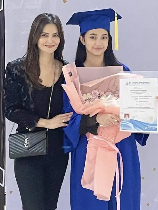 <p>Saat menghadiri kelulusan Sydney, Cut Tari tampil semi formal serba hitam dengan blazer crop top bermotif, inner tanktop, dan celananya. @cuttaryofficial</p>