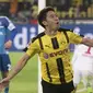 Gelandang Borussia Dortmund, Shinji Kagawa, melakukan selebrasi usai mencetak gol saat pertandingan melawan Hamburg SV di Signal-Iduna Park, Rabu (5/4/2017). Borussia Dortmund taklukan Hamburg SV dengan skor 3-0. (AP/Bernd Thissen)