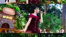 Gaun yang dikenakan Naura Ayu menampilkan motif garis bertabur payet yang jadi sentuhan glamor [@naura.ayu]