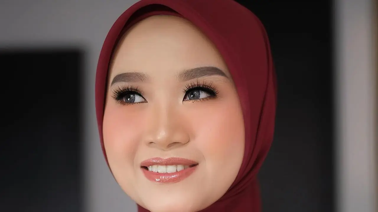 Dilamar Bintang Emon, Ini 9 Potret Menawan Alca Octaviani Berkebaya Merah Marun