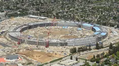 Bangunan proyek Apple Campus 2 saat dalam pembangunan di Cupertino, California (6/4). Kantor baru Apple tersebut memiliki luas sekitar 70 hektare dan dapat menampung hingga 13.000 karyawan. (REUTERS / Noah Berger)