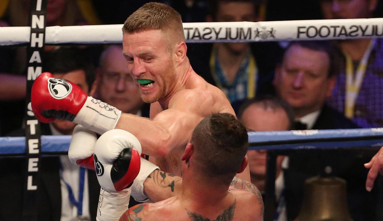 Terry Flanagan (atas) merupakan manta juara tinju dunia yang memegang sabuk WBO lightweight dari tahun 2015 hingga 2017. Ia petinju Inggris pertama yang memenangkan gelar juara dunia di kelas itu. (AFP/Geoff Caddick)