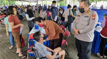 Vaksinasi Polda Jatim dengan melibatkan BEM Kedokteran kampus di Surabaya. (Dian Kurniawan/Liputan6.com).