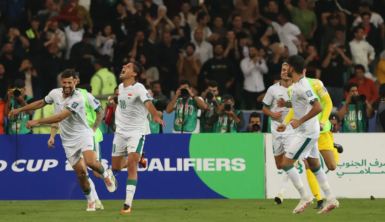 Timnas Irak yang tergabung di Grup F putaran kedua Kualifikasi Piala Dunia 2026 Zona Asia bersama Filipina, Vietnam dan Indonesia, sukses menyapu bersih 6 laga dengan kemenangan dengan mencetak total 17 gol dan kebobolan 2 gol. Mengoleki 18 poin, Irak lolos ke putaran ketiga bersama Indonesia di peringkat kedua dengan koleksi 10 poin.(AFP/Hussein Faleh)