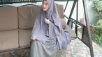 Menggunakan hijab syar'i bewarna abu serta gamis yang senada membuat pesona ibu satu anak ini kecantikannya semakin terpancar. (Liputan6.com/IG/larissachou)