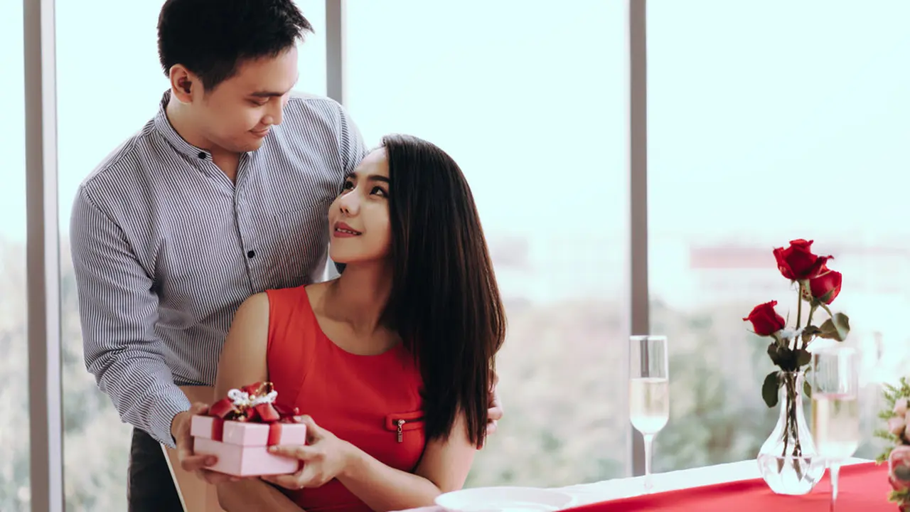 Rayakan Anniversary yang Pertama, Intip Rekomendasi Hadiah yang Bisa Diberikan pada Pacar Kesayangan