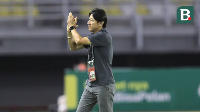 Foto: Momen Shin Tae-yong Cek Kondisi Lapangan Jelang Kick-off Timnas Indonesia Kontra Hong Kong di Kualifikasi Piala Asia U-20
