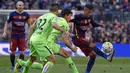 Striker Barcelona, Neymar, berusaha melewati bek Getafe, Santiago Vergini. Pada laga itu Barca mendominasi jalannya pertandingan dengan penguasaan bola 65 persen. (AFP/Lluis Gene)