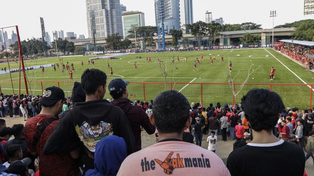 Suporter Persija Jakarta, The Jakmania, menonton latihan perdana Macan Kemayoran di Lapangan Aldiron. (Bola.com/M. Iqbal Ichsan)