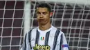 Striker Juventus, Cristiano Ronaldo tampak kecewa usai gagal memanfaatkan peluang dalam laga lanjutan Liga Champions 2020/21 Grup G melawan Barcelona di Camp Nou Stadium, Barcelona, Rabu (8/12/2020). (AP Photo/Joan Monfort)