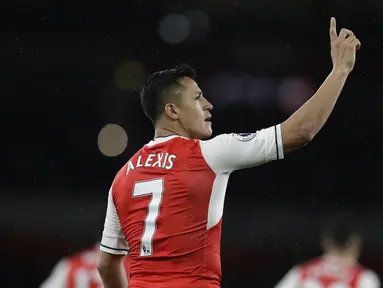 Alexis Sanchez merayakan golnya ke gawang Sunderland pada lanjutan Premier League di Emirates Stadium, London, (16/5/2017). Arsenal menang 2-0. (AP/Matt Dunham)