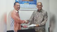 Deputi Bidang Usaha Pertambangan, Industri Strategis dan Media Fajar Harry Sampurno (kiri) resmi menugaskan Priadi Ekatama Sahari menjadi Direktur Keuangan dan SDM di PT Len Industri (Persero). Dok: PT Len Industri