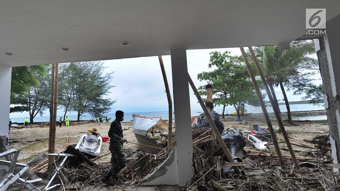 Anggota Batalyon Infanteri 315/Garudadi TNI AD melakukan  penyisiran korban tsunami di kawasan Tanjung Lesung Beach Club, Pandeglang, Banten, selasa (25/12). Penyisiran dilakukan di kawasan sepanjang pantai Tanjung lesung. (Merdeka.com/Arie Basuki)
