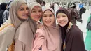 Shireen Sungkar, Ria Miranda, Dara Arafah, dan Natasha Rizki tampil dengan kerudung bernuasa erath tone dan tampil tanpa makeup. Credit: Instagram (@shireensungkar)