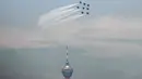 Akis jet T-50 tim Aerobatik angkatan udara Korea Selatan melintas di atas menara kuala lumpur dalam Pameran Maritim dan Dirgantara Langkawi Internasional (LIMA) di Kuala Lumpur, Malaysia (29/3). (AFP Photo / Mohd Rasfan)