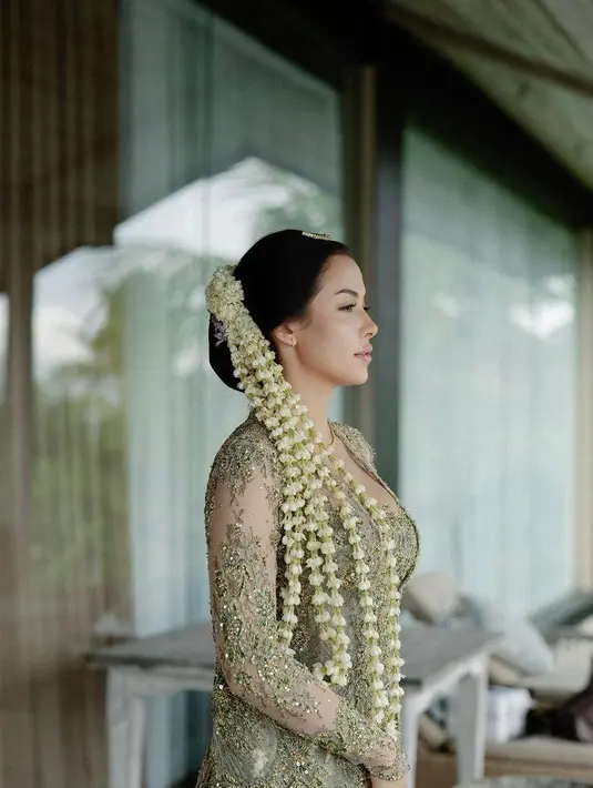 Roncean melati memberikan tampilan klasik sekaligus anggun di hari pernikahannya. (Instagram/estelleelinden/prabawasurya).