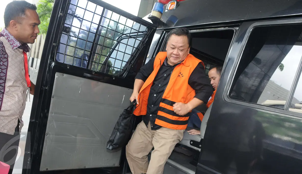 Eko Susilo Hadi keluar dari mobil tahan untuk menjalani pemeriksaan terkait kasus dugaan suap proyek pengadaan satelit monitoring di Bakamla tahun anggaran 2016, Jakarta, Jumat (13/1). (Liputan6.com/Helmi Afandi)