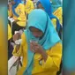 Video sejumlah mahasiswa dipaksa meminum air ludah dan berjalan jongkok saat masuk kampus viral di media sosial. (Istimewa)