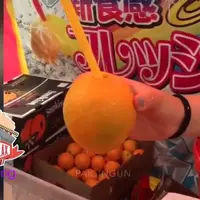 Minum Jeruk Langsung dari Buahnya