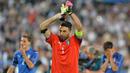 Kiper Timnas Italia, Gianluigi Buffon yang telah pensiun dari timnas pada 2018 sementara masih memegang rekor sebagai kiper dengan penampilan terbanyak di ajang Euro dengan 17 laga yang dilakoninya dalam 4 edisi, yaitu Euro 2004, Euro 2008, Euro 2012 dan Euro 2016 dengan torehan 8 kali clean sheets dan kebobolan 14 gol. Prestasi terbaiknya adalah menjadi runner-up pada edisi 2012 setelah kalah 0-4 dari Spanyol di laga final. (AFP/Nicolas Tucat)