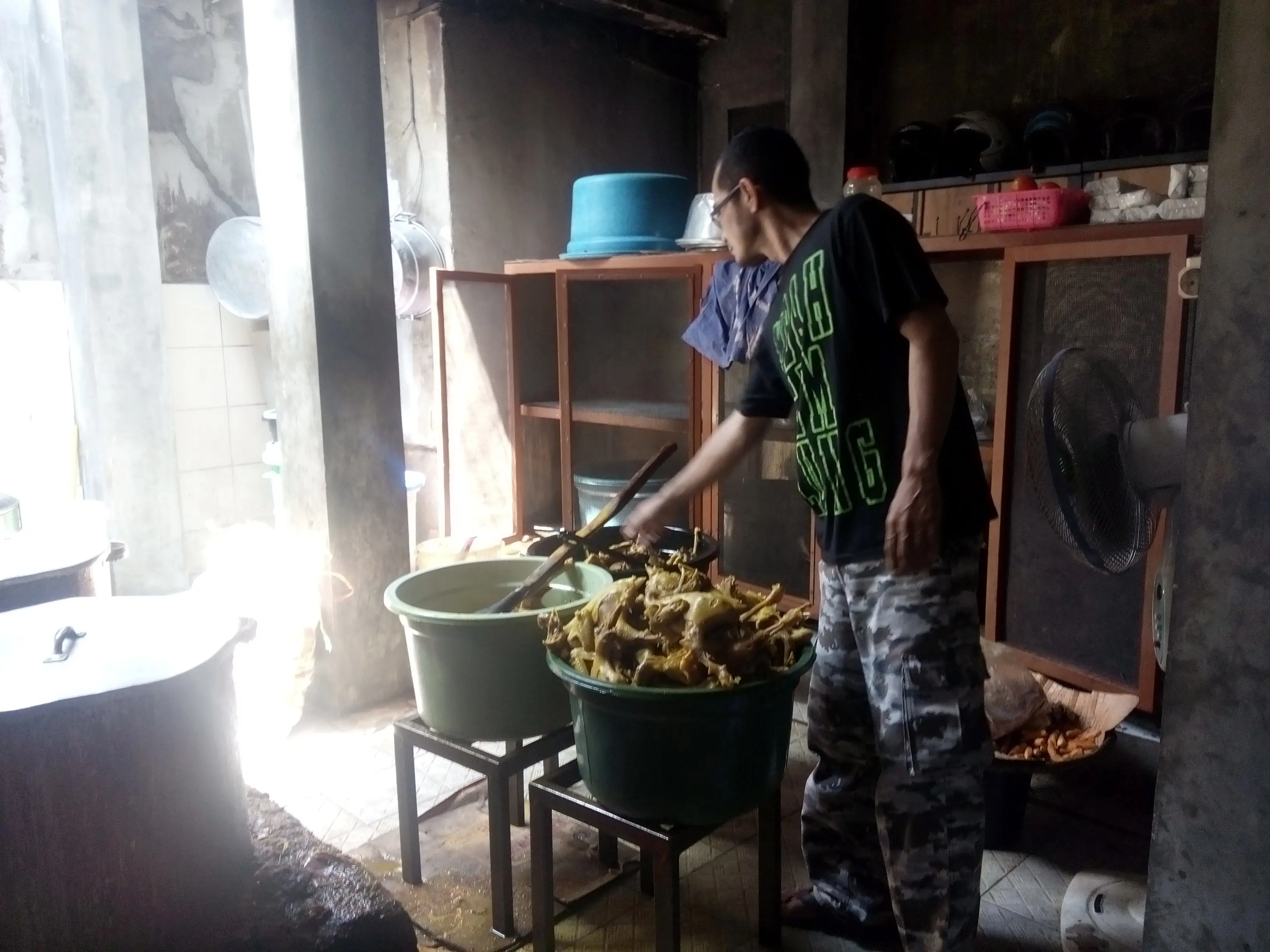Ayam goreng ala Mbah Cemplung ini menginspirasi warung makan ayam goreng lainnya di Yogyakarta. (Liputan6.com/Yanuar H)