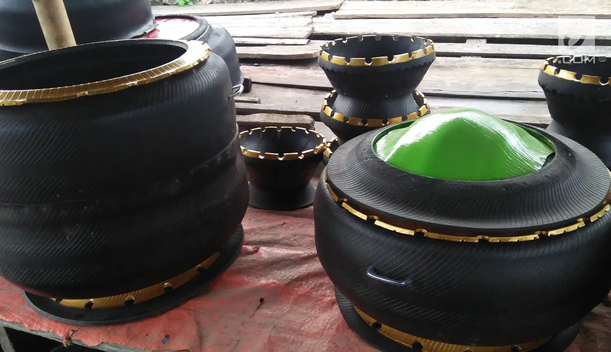 Tempat sampah dari ban mobil bekas buatan Agus Baiku di Pentadio Barat, Gorontalo, Senin (31/12). Agus Baiku bisa mendapat penghasilan hingga Rp 500ribu per hari dari menjual produk kerajinan tangan berbahan ban bekas. (Liputan6.com/Arfandi Ibrahim)