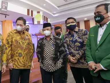 Menko Bidang Perekonomian Airlangga Hartarto (kedua kiri) berbincang dengan Direktur Operasional PT Askrindo, Erwan Djoko Hermawan (kiri) di sela-sela Pengenalan Kehidupan Kampus Mahasiswa Baru UMJ, Jakarta (15/09). Airlangga mendorong mahasiswa untuk memiliki jiwa wirausaha. (Liputan6.com/HO/Iqbal)