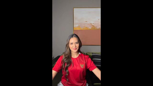 Raisa Andriana pakai jersey Timnas Indonesia di Piala AFF 2020.
